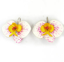 Cargar imagen en el visor de la galería, Aros Orquídeas blancas manchas