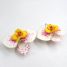 Cargar imagen en el visor de la galería, Aros Orquídeas blancas manchas