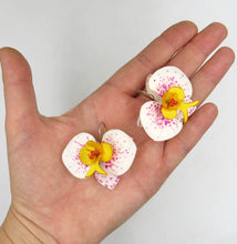 Cargar imagen en el visor de la galería, Aros Orquídeas blancas manchas