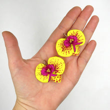 Cargar imagen en el visor de la galería, Aros Orquídeas amarillas manchas