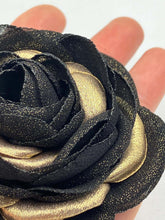 Cargar imagen en el visor de la galería, Prendedor Camelia aplicaciones doradas