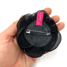 Cargar imagen en el visor de la galería, Prendedor Camelia aplicaciones doradas