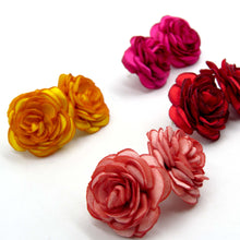 Cargar imagen en el visor de la galería, Aros botón camelia monocolor