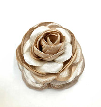 Cargar imagen en el visor de la galería, Prendedor Camelia beige brillante