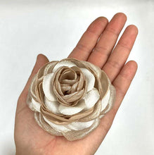 Cargar imagen en el visor de la galería, Prendedor Camelia beige brillante