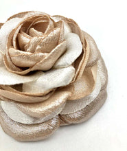 Cargar imagen en el visor de la galería, Prendedor Camelia beige brillante