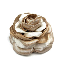 Cargar imagen en el visor de la galería, Prendedor Camelia beige brillante