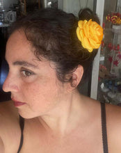 Cargar imagen en el visor de la galería, Tocado Camelia Anís mediana