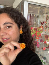 Cargar imagen en el visor de la galería, Aros botón camelia monocolor