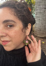 Cargar imagen en el visor de la galería, Aros botón sobre hojas