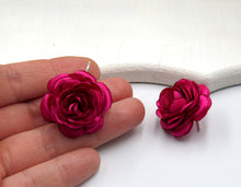 Cargar imagen en el visor de la galería, Aros Botón Camelias intermedios monocolor