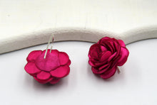 Cargar imagen en el visor de la galería, Aros Botón Camelias intermedios monocolor