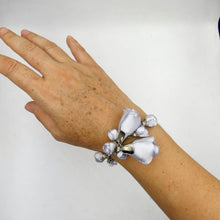 Cargar imagen en el visor de la galería, Pulsera Madroñas plateada perla