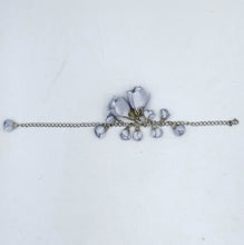 Cargar imagen en el visor de la galería, Pulsera Madroñas plateada perla
