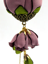 Cargar imagen en el visor de la galería, Collar Botón de Rosa malva humo