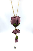 Cargar imagen en el visor de la galería, Collar Botón de Rosa malva humo