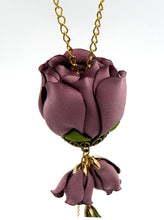 Cargar imagen en el visor de la galería, Collar Botón de Rosa malva humo