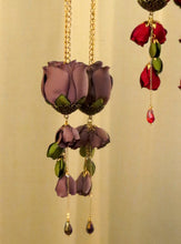 Cargar imagen en el visor de la galería, Collar Botón de Rosa malva humo