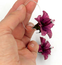 Cargar imagen en el visor de la galería, Aros Hibiscos sublimados malvas