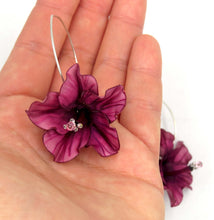 Cargar imagen en el visor de la galería, Aros Hibiscos sublimados malvas