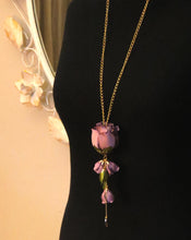 Cargar imagen en el visor de la galería, Collar Botón de Rosa malva humo