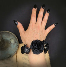 Cargar imagen en el visor de la galería, Pulsera oscura