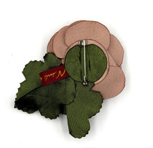 Cargar imagen en el visor de la galería, Prendedor Camelia hojas cardenal