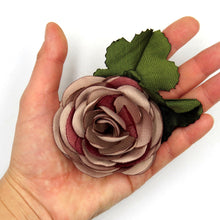 Cargar imagen en el visor de la galería, Prendedor Camelia hojas cardenal