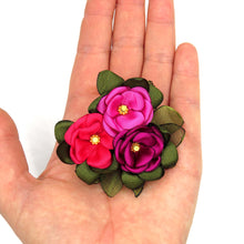 Cargar imagen en el visor de la galería, Prendedor Tres flores seda