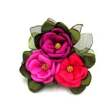 Cargar imagen en el visor de la galería, Prendedor Tres flores seda