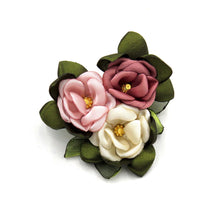 Cargar imagen en el visor de la galería, Prendedor Tres flores seda
