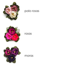 Cargar imagen en el visor de la galería, Prendedor Tres flores seda
