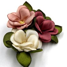 Cargar imagen en el visor de la galería, Prendedor Tres flores seda