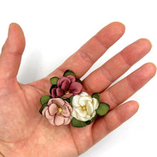 Cargar imagen en el visor de la galería, Prendedor Tres flores seda