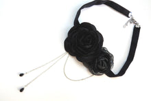 Cargar imagen en el visor de la galería, Gargantilla Dos camelias negras