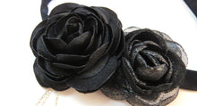 Cargar imagen en el visor de la galería, Gargantilla Dos camelias negras