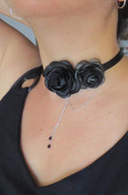 Cargar imagen en el visor de la galería, Gargantilla Dos camelias negras