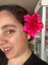 Cargar imagen en el visor de la galería, Tocado Hibisco rosado granate
