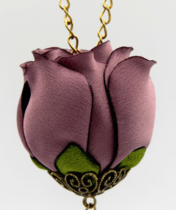 Collar Botón de Rosa malva humo