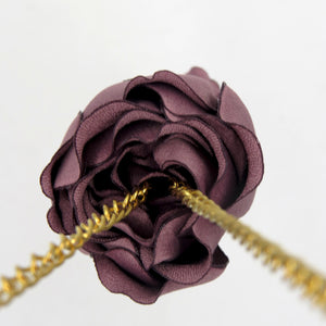 Collar Botón de Rosa malva humo