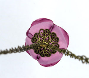 Collar Tulipán volutas malva