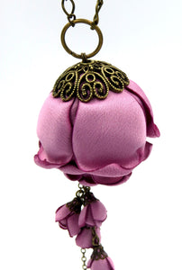 Collar Tulipán volutas malva
