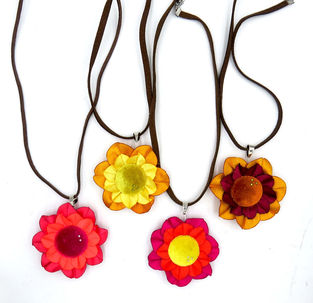 Collar Flor medallón descuento