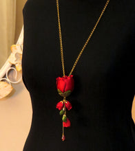 Cargar imagen en el visor de la galería, Collar Botón de Rosa rojo
