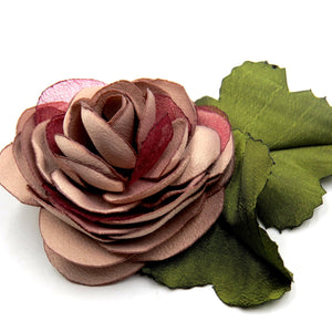 Prendedor Camelia hojas cardenal