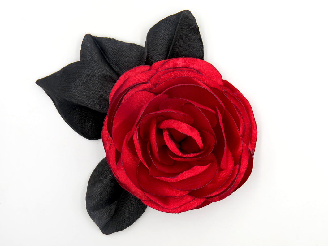 Tocado - prendedor Camelia satín rojo con hojas negras