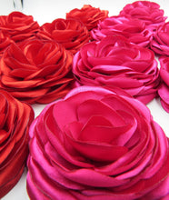 Cargar imagen en el visor de la galería, Tocado - prendedor Camelia satín
